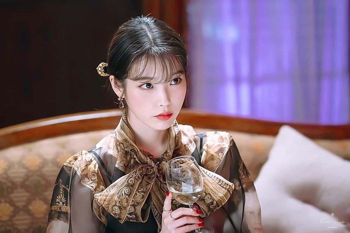 Váy cổ nơ là item giúp sao Hàn “lên tầm” nhan sắc, nàng hãy mua ngay