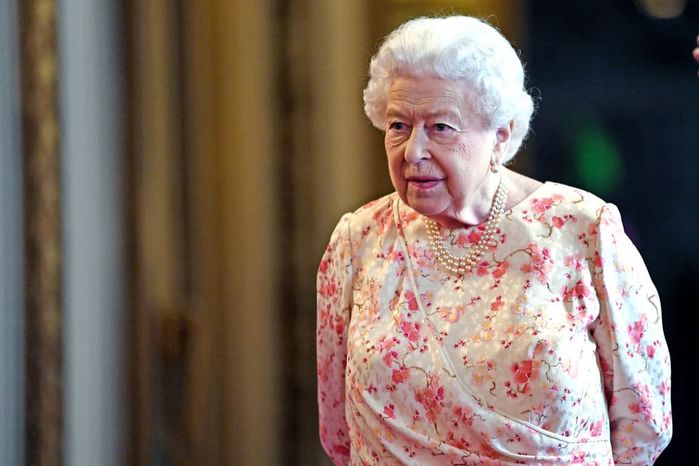 Vợ chồng Meghan Markle sẽ khó rời khỏi nước Anh vì Nữ hoàng Elizabeth