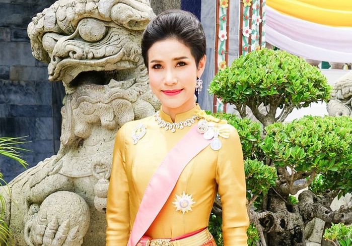 Vợ hai vua thái sống lưu lạc sau cáo buộc vi phạm luật Hoàng gia