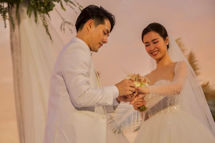 Xúc động khoảnh khắc Thắng - Nhi ôm chặt ba mẹ khóc òa trên sân khấu