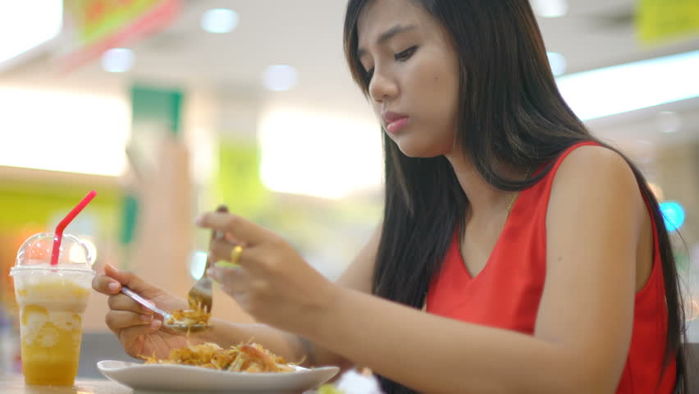 Cô gái 19 tuổi nuốt phải bàn chải khi vừa đánh răng vừa cười đùa lớn