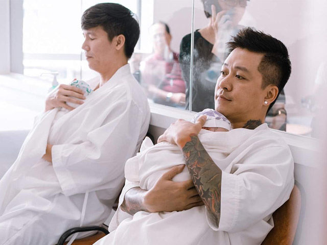 Tuấn Hưng gây sốt với khoảnh khắc không rời nửa bước khi vợ mới sinh