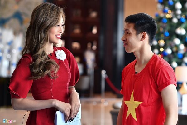 Gặp Á hậu Phương Nga, Hùng Dũng ngồi xa cả mét, đúng là trai đã có vợ!