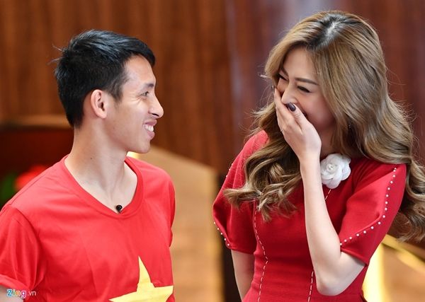 Gặp Á hậu Phương Nga, Hùng Dũng ngồi xa cả mét, đúng là trai đã có vợ!