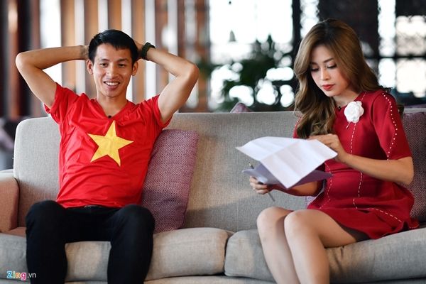 Gặp Á hậu Phương Nga, Hùng Dũng ngồi xa cả mét, đúng là trai đã có vợ!