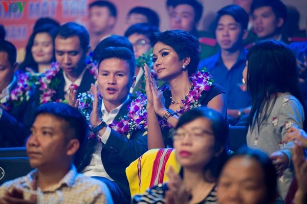 Gặp Á hậu Phương Nga, Hùng Dũng ngồi xa cả mét, đúng là trai đã có vợ!