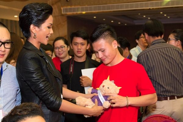 Gặp Á hậu Phương Nga, Hùng Dũng ngồi xa cả mét, đúng là trai đã có vợ!