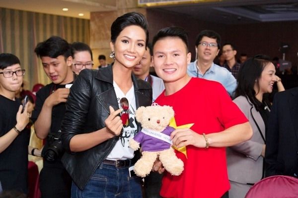 Gặp Á hậu Phương Nga, Hùng Dũng ngồi xa cả mét, đúng là trai đã có vợ!