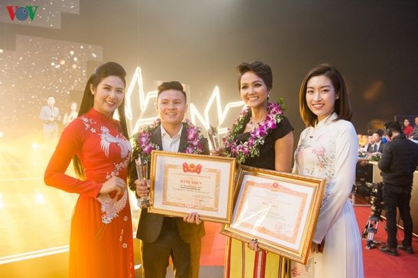 Gặp Á hậu Phương Nga, Hùng Dũng ngồi xa cả mét, đúng là trai đã có vợ!