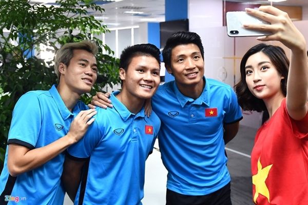 Gặp Á hậu Phương Nga, Hùng Dũng ngồi xa cả mét, đúng là trai đã có vợ!