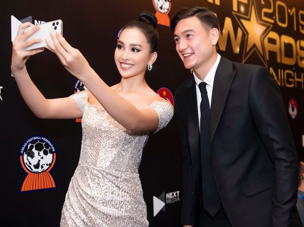 Gặp Á hậu Phương Nga, Hùng Dũng ngồi xa cả mét, đúng là trai đã có vợ!