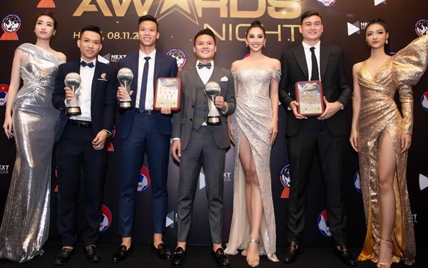 Gặp Á hậu Phương Nga, Hùng Dũng ngồi xa cả mét, đúng là trai đã có vợ!