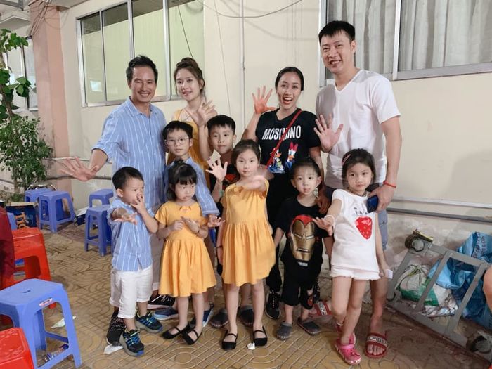 2 gia đình đông con nhất showbiz Việt đứng chung khung hình