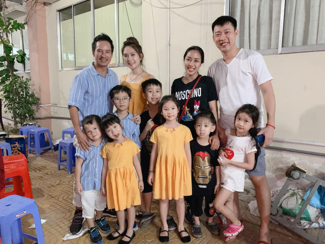 2 gia đình đông con nhất showbiz Việt đứng chung khung hình