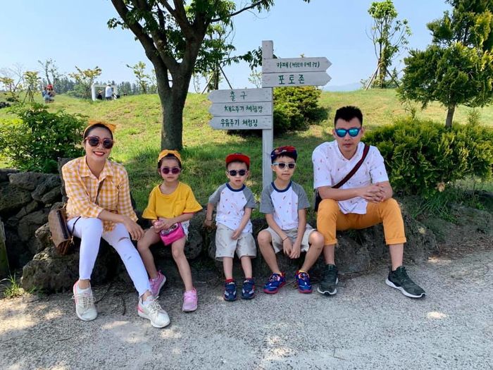 2 gia đình đông con nhất showbiz Việt đứng chung khung hình