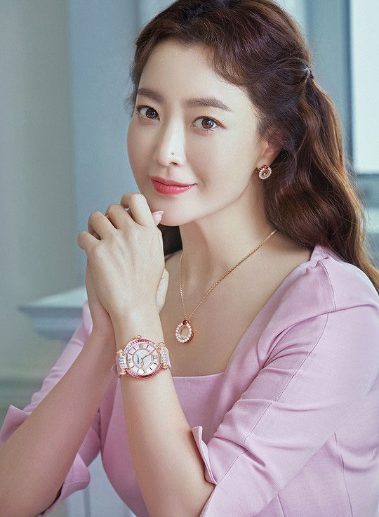 Nhan sắc sao Hàn sau 20 năm: Joen Ji Hyun, Song Hye Kyo đẹp không tuổi