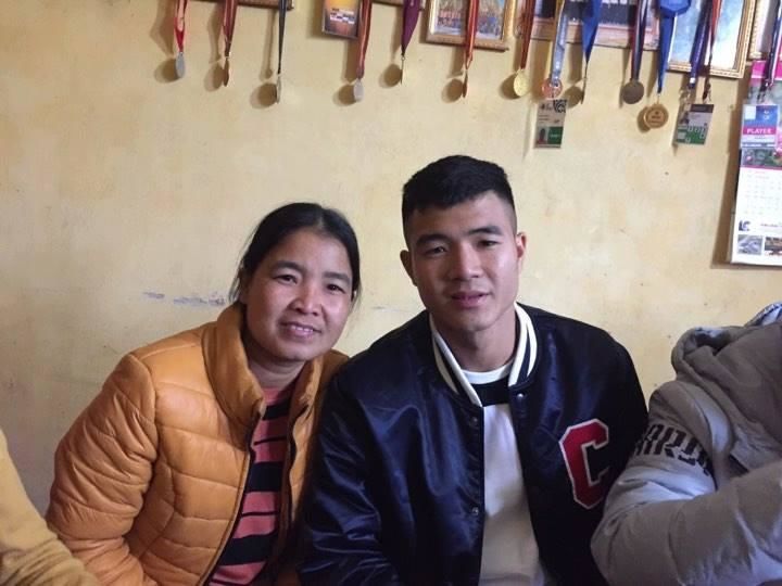 Mẹ Hà Đức Chinh rớt nước mắt chia sẻ khi con khó khăn, bị chỉ trích