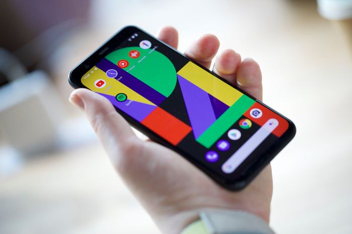 Giá smartphone xách tay cuối năm: iPhone 11 giảm gần 1 nửa