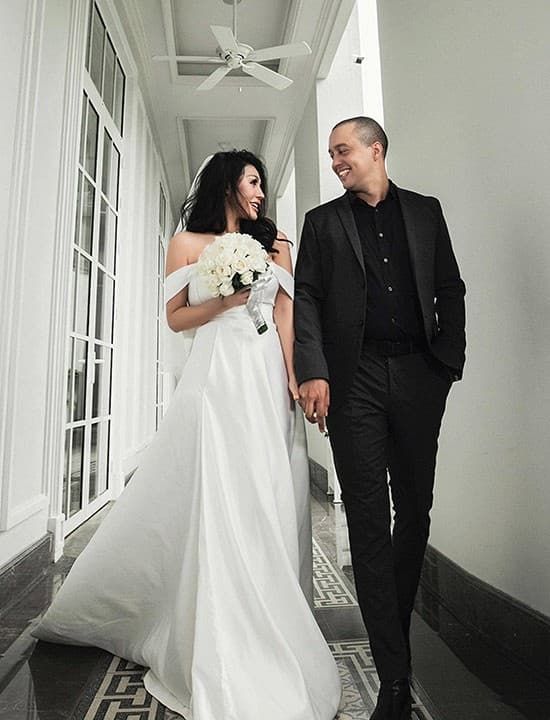Hoàng Oanh và chồng Tây tình tứ ở quán ăn, Đông Nhi trổ tài nấu nướng