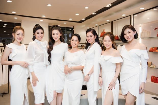Hoàng Oanh và chồng Tây tình tứ ở quán ăn, Đông Nhi trổ tài nấu nướng