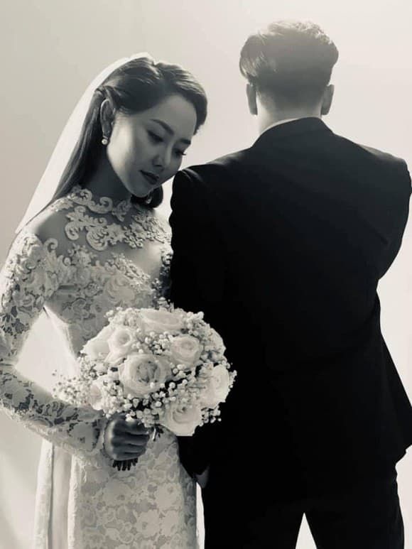 Hoàng Oanh và chồng Tây tình tứ ở quán ăn, Đông Nhi trổ tài nấu nướng