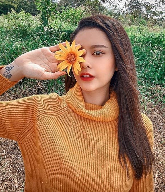 Hoàng Oanh và chồng Tây tình tứ ở quán ăn, Đông Nhi trổ tài nấu nướng