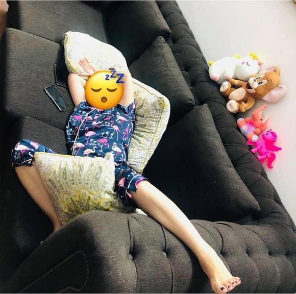 Hoàng Oanh và chồng Tây tình tứ ở quán ăn, Đông Nhi trổ tài nấu nướng