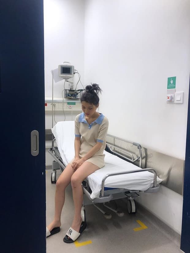 Hoàng Oanh và chồng Tây tình tứ ở quán ăn, Đông Nhi trổ tài nấu nướng