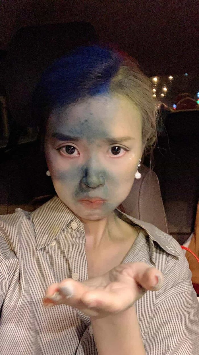 Hoàng Oanh và chồng Tây tình tứ ở quán ăn, Đông Nhi trổ tài nấu nướng