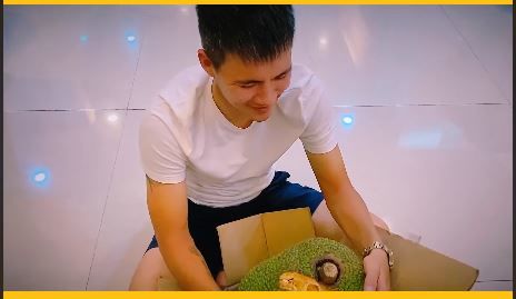 Thủy Tiên - Công Vinh bị chê: Đừng làm màu để đánh bóng tên tuổi