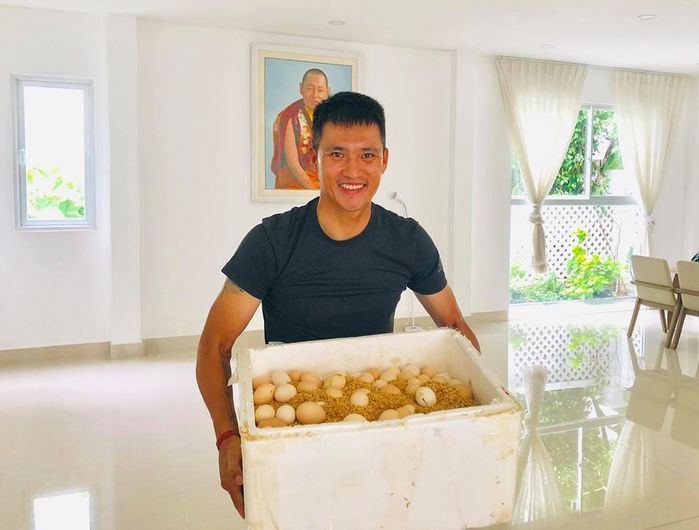 Thủy Tiên - Công Vinh bị chê: Đừng làm màu để đánh bóng tên tuổi