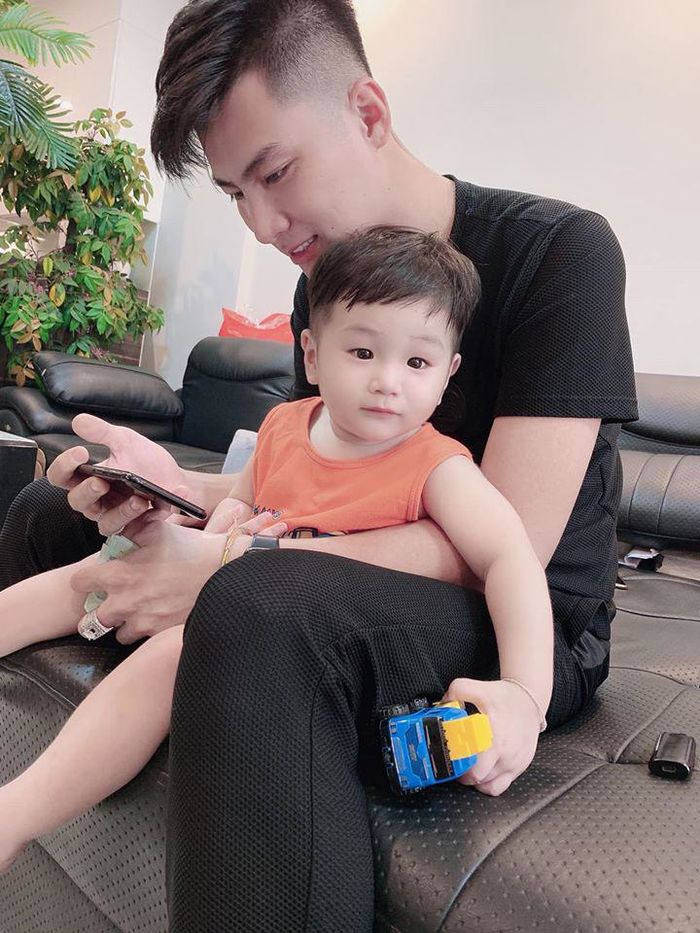 Cận mặt con trai của Lâm Khánh Chi: Bụ bẫm, đáng yêu