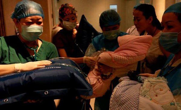 53 tuổi vẫn quyết sinh con, người phụ nữ hối hận “Tôi sai rồi chồng ạ!