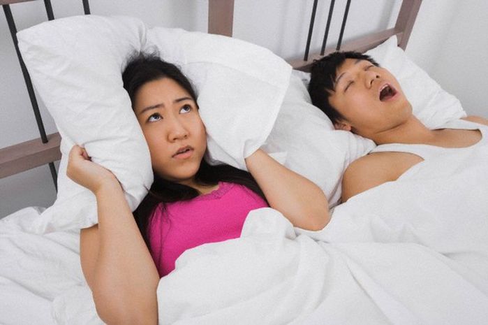 Ngủ ngáy có thể khiến người nằm cạnh giảm hệ miễn dịch, mất thính lực