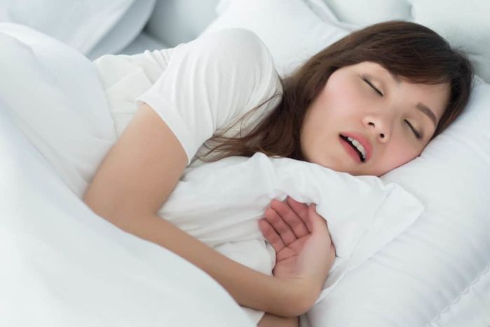 Ngủ ngáy có thể khiến người nằm cạnh giảm hệ miễn dịch, mất thính lực
