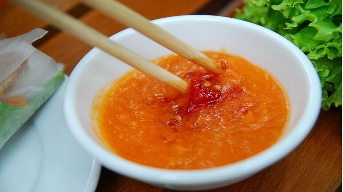 Bấm điện thoại khi ăn, tráng miệng với trái cây... thói quen nên bỏ