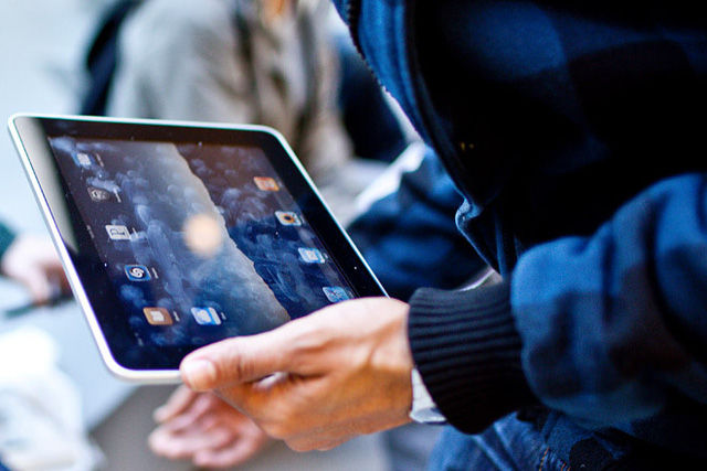 Dở khóc dở cười với lý do ra đời iPad: dùng đọc email trong... toilet