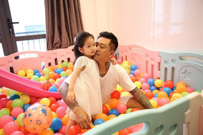 Tuấn Hưng gây sốt với khoảnh khắc không rời nửa bước khi vợ mới sinh
