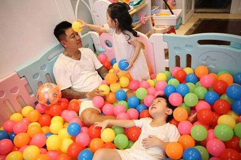 Tuấn Hưng gây sốt với khoảnh khắc không rời nửa bước khi vợ mới sinh