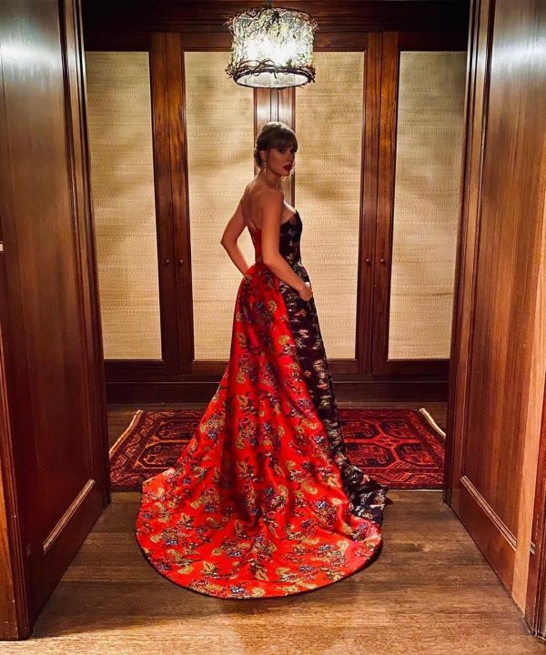 Taylor Swift xinh đẹp dự thảm đỏ nhưng đôi môi sưng lại gây chú ý