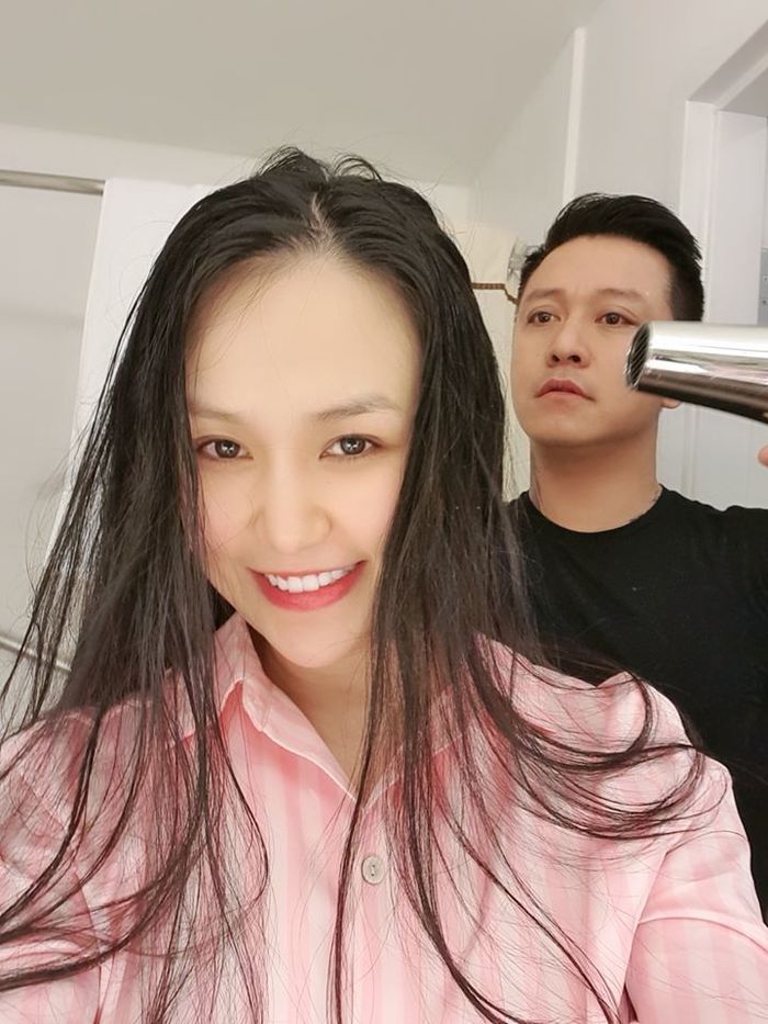 Tuấn Hưng gây sốt với khoảnh khắc không rời nửa bước khi vợ mới sinh