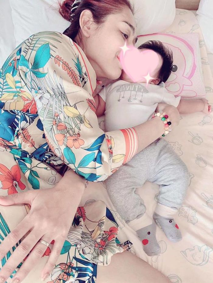Cận mặt con trai của Lâm Khánh Chi: Bụ bẫm, đáng yêu