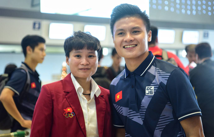 Bật cười khoảnh khắc Quang Hải và em gái sinh đôi chung khung hình