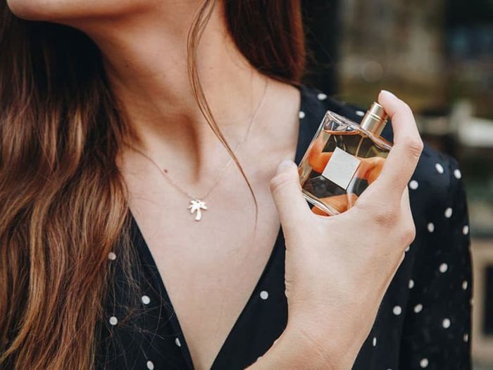 8 vị trí xịt nước hoa để lưu hương lâu: Đặc biệt là dọc theo gáy