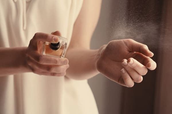 8 vị trí xịt nước hoa để lưu hương lâu: Đặc biệt là dọc theo gáy