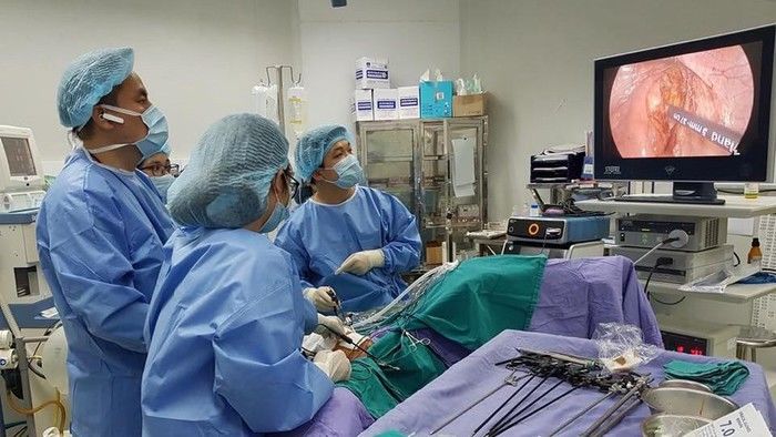 Cô gái 19 tuổi nuốt phải bàn chải khi vừa đánh răng vừa cười đùa lớn