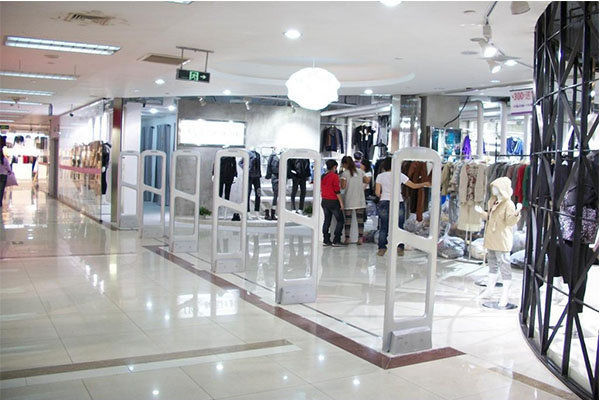 Nữ siêu trộm giấu 12 chai dầu gội ở quần, áo ngực như có túi thần