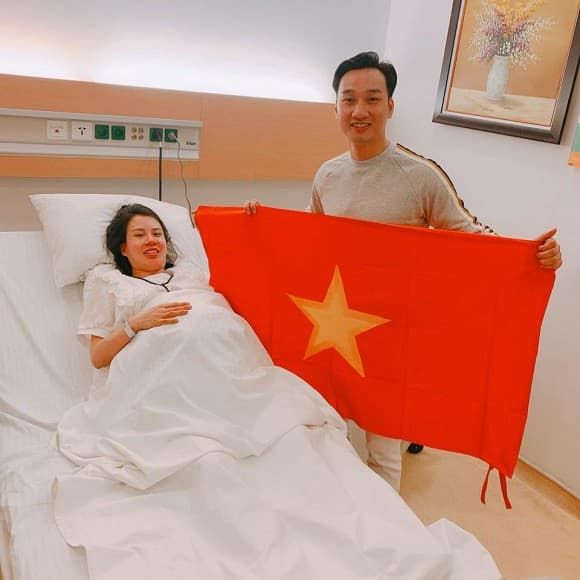 Liên Bỉnh Phát bắt tay Yoona, Hoa hậu Trần Tiểu Vy xuống phố đi bão