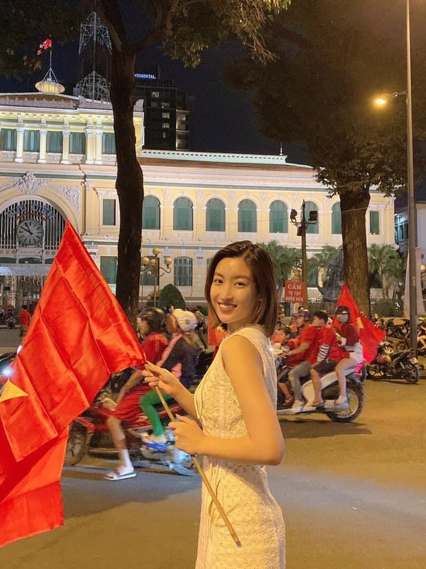 Liên Bỉnh Phát bắt tay Yoona, Hoa hậu Trần Tiểu Vy xuống phố đi bão
