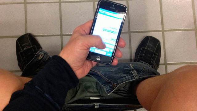 Nghiện dùng smartphone khi đi nặng, người đàn ông bị sa trực tràng